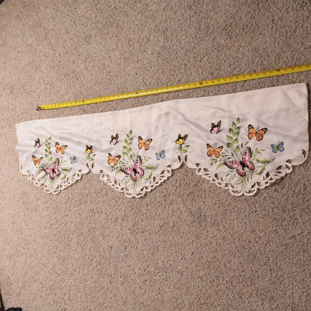 VTG Butterfly Embroidered Scalloped Cutout Valance Cream Cottage Whimsical 58x15